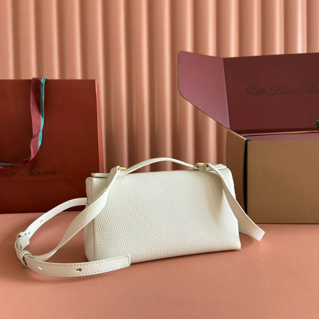 p1160💋💋💋【Original leather configuration counter complete set of packaging】 𝐋𝐨𝐫𝐨 𝐏𝐢𝐚𝐧@ Extra pocket L19 series handbag/crossbody bag, all steel, the most comfortable life is the undefined life, just like loro The material design of pian@ does not require complicated design styles. The simple and soft outline is elegant and durable, like an exquisite cosmetic case, which perfectly balances appearance and functionality. The leather is delicate and feels as soft as butter. The small bag has a large capacity. It is not only portable with a thin shoulder strap, but can also be worn cross-body. Sisters who have a special liking for minimalist style can buy it. It is simple and versatile. The simpler, the more different. Stars and Instagram celebrities are all planting it. There are two sizes of 19 cm and 27 cm. One is exquisite and casual, and the other is elegant and grand. Size: Small: length 19×width 7×height 12cm (